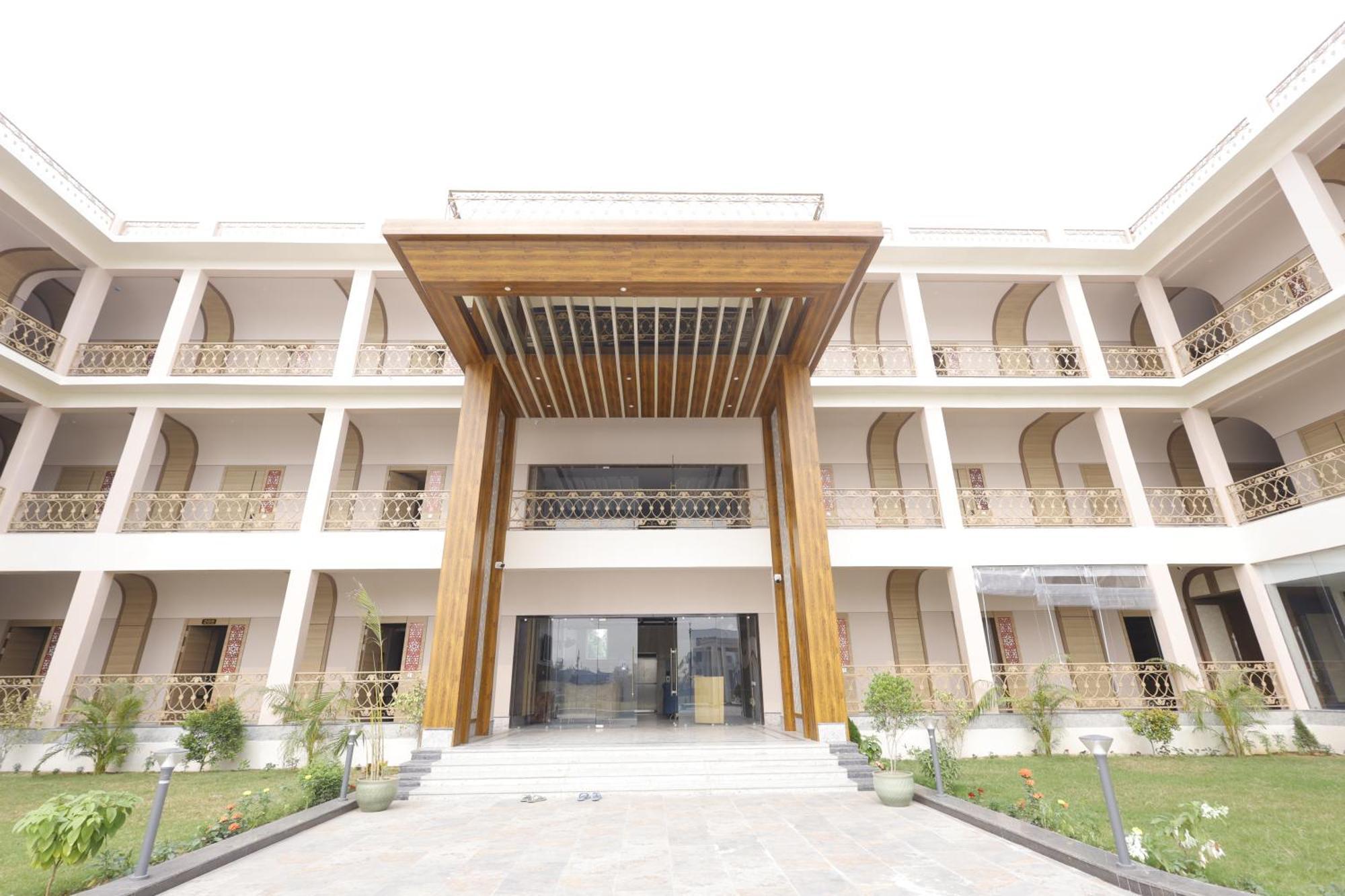 Nirvana Grand Hotel & Resort Гая Экстерьер фото